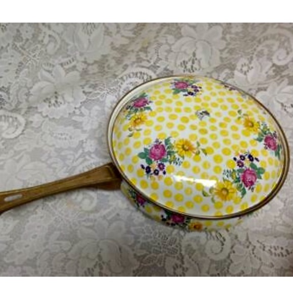 MacKenzie Childs Buttercup 4pc Enamel Cookware -5qts Covered Pot and Skillet - Picture 7 of 9